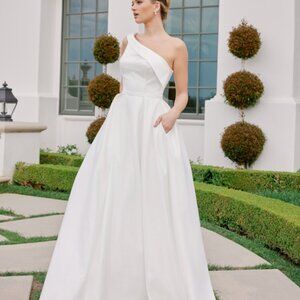 White wedding dress,bridal gown